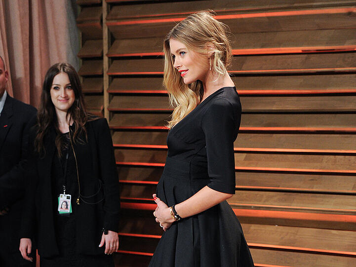 Doutzen Kroes präsentiert auf der "Vanity Fair"-Oscarparty stolz ihren Babybauch
