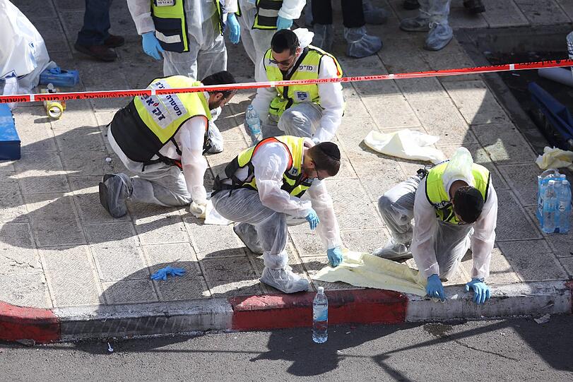 Schrecklicher Anschlag auf eine Synagoge in Jerusalem: Vier Betende sind mit Äxten und Messern getötet worden. Die Bilder...