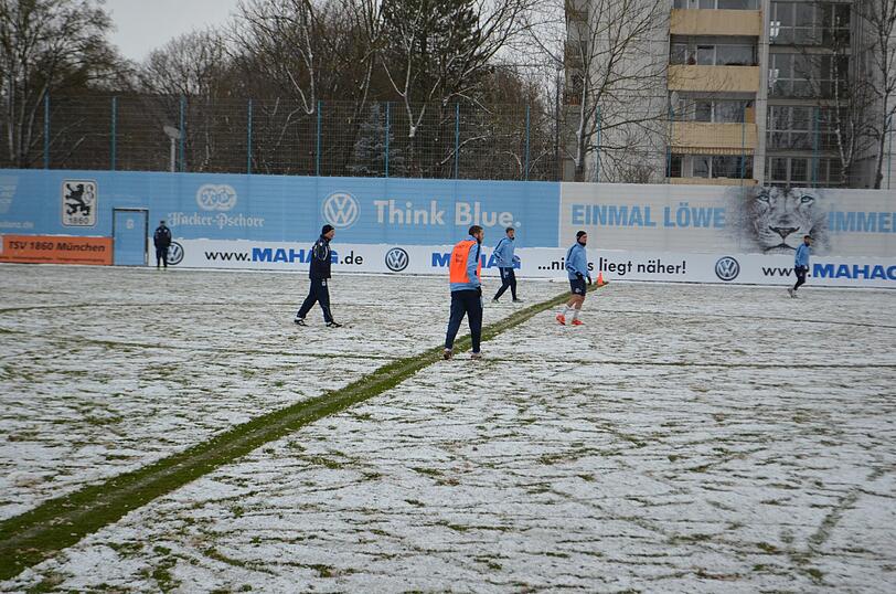 Die Löwen im Schnee: Der TSV 1860 musste am Freitag vor Beginn des Trainingslagers auf weißem - und nicht wie gewohnt auf grünem - Untergrund trainieren.