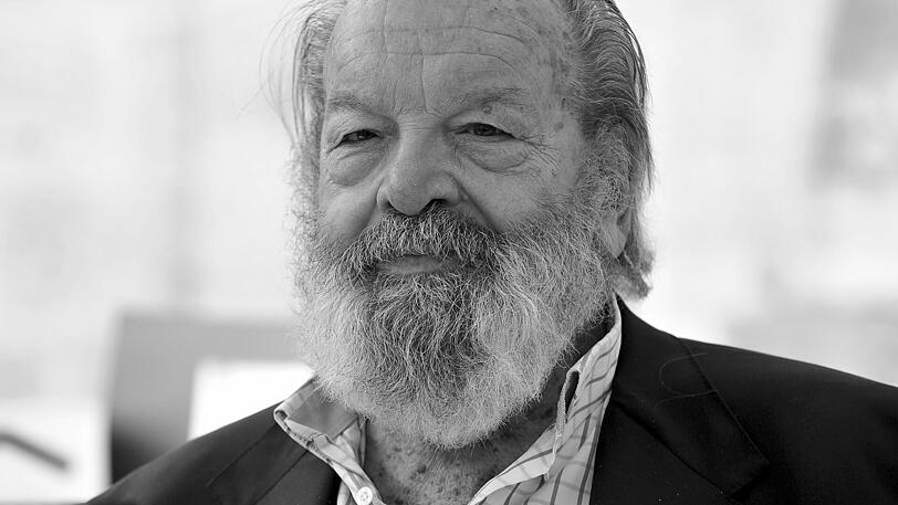 In seiner Jugend war Carlo Pedersoli Schwimm-Star im italienischen Olympia-Team, doch sein eigentlicher Durchbruch folgte erst 17 Jahre später, als er unter dem Namen Bud Spencer an der Seite seines kongenialen Partners Terence Hill (Mario Girotti) zu einem der beliebtesten europäischen Schauspieler aller Zeiten avancierte. Er verstarb am 27. Juni im Alter von 86 Jahren in Rom.