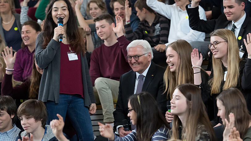 15:30 Uhr, Deutsches Museum: Na, wer findet den Bundespräsidenten? Frank-Walter Steinmeier sitzt inmitten von zahlreichen Schülern &ndash; und hat offensichtlich Spaß dabei.