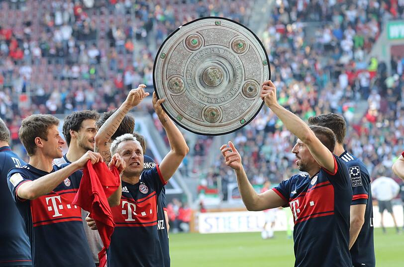 Der FC Bayern gewinnt seine 28. Deutsche Meisterschaft - und die Spieler zeigen sich in Feierlaune.
