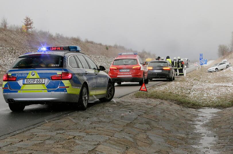 Ein Maserati ist auf der A94 ins Rutschen gekommen und in einen VW geschleudert.