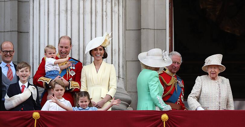 Königin Elisabeth II. mit ihrer Familie auf dem Balkon des Buckingham Palasts.