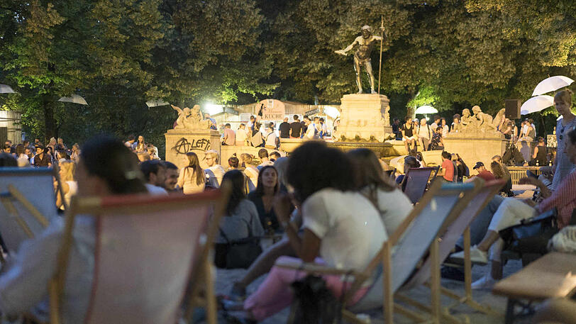 Der Kulturstrand am Vater-Rhein-Brunnen muss umziehen. (Archivbild)