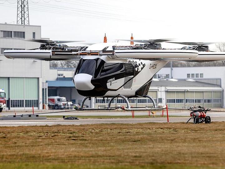 Ein CityAirbus hebt zu einem Testflug ab. Foto: Patrick Heinz/Airbus Helicopters /dpa/Archivbild