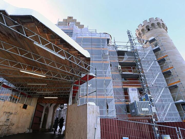 Eingerüstet ist das Torhaus des Schlosses Neuschwanstein. Foto: Karl-Josef Hildenbrand/Archiv