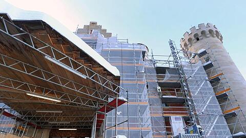 Eingerüstet ist das Torhaus des Schlosses Neuschwanstein. Foto: Karl-Josef Hildenbrand/Archiv