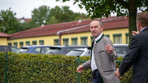 Hubert Aiwanger nach seinem ersten Auftritt nach Bekanntwerden von Vorwürfen um das antisemitisches Flugblatt.