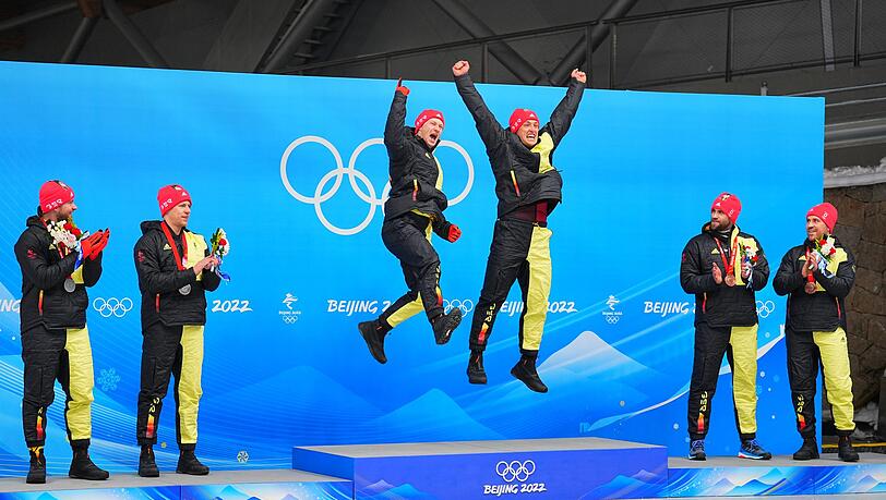Thorsten Margis (4 v l) wechselt ins Team Johannes Lochner (l) und fährt dann gegen Goldmedaillengewinner Francesco Friedrich.