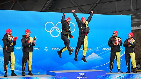 Thorsten Margis (4 v l) wechselt ins Team Johannes Lochner (l) und fährt dann gegen Goldmedaillengewinner Francesco Friedrich.