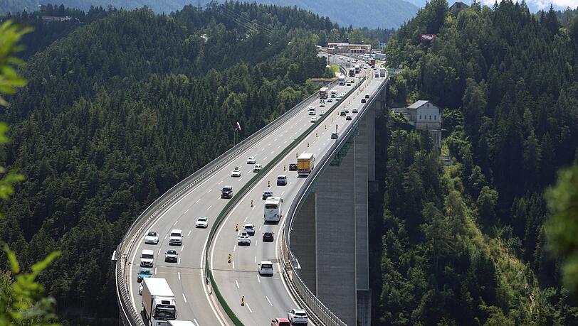 Hier fließt der Verkehr noch: Autos fahren auf der Europabrücke an der Brenner-Autobahn zwischen Patsch und Schönberg in Tirol bei Innsbruck. Hier fließt der Verkehr noch: Autos fahren auf der Europabrücke an der Brenner-Autobahn zwischen Patsch und Schönberg in Tirol bei Innsbruck.