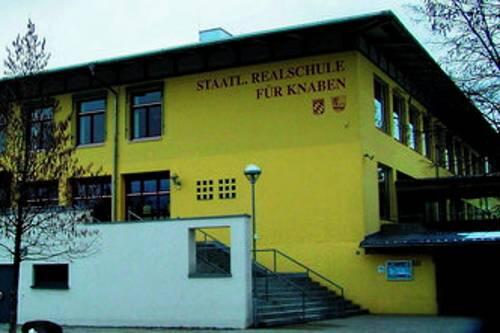 Die Knaben-Realschule in Freilassing: Hier half Lehrer Peter Z. seinen Schülern mit illegalen Mitteln.