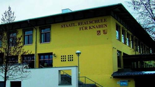 Die Knaben-Realschule in Freilassing: Hier half Lehrer Peter Z. seinen Schülern mit illegalen Mitteln. Die Knaben-Realschule in Freilassing: Hier half Lehrer Peter Z. seinen Schülern mit illegalen Mitteln.