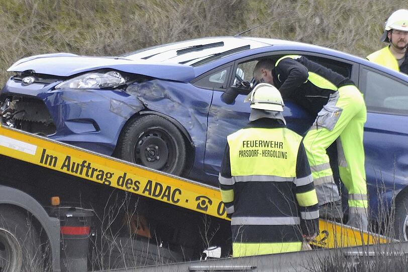 Die Einsatzkräfte schleppen den Ford Fiesta ab.