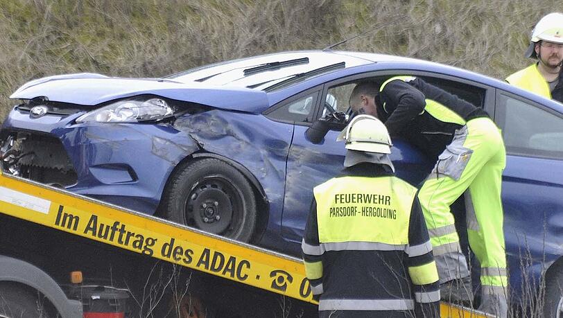 Die Einsatzkräfte schleppen den Ford Fiesta ab. Die Einsatzkräfte schleppen den Ford Fiesta ab.