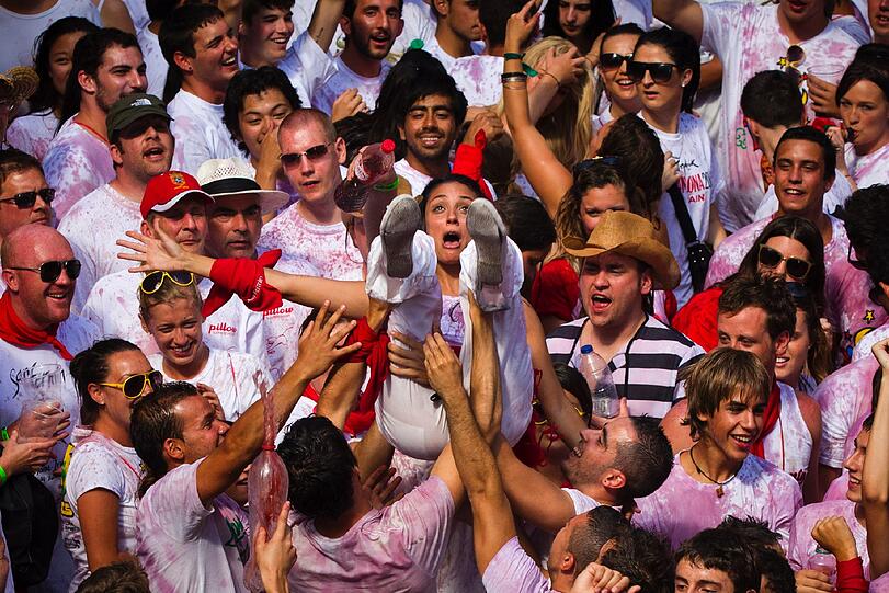 Das legendäre Stierlaufen in Pamplona ist eröffnet. Die verrücktesten Bilder des Eröffnungstages.