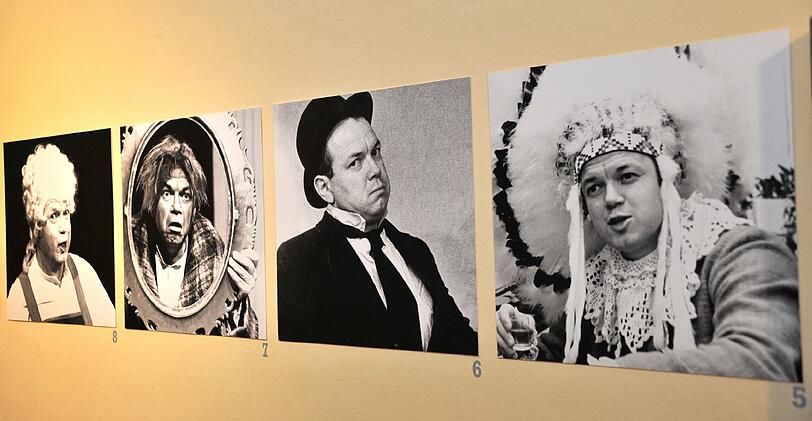 Mann mit vielen Gesichtern: In der Ausstellung geht der Besucher an vielen Hube-Rollenbildern vorbei. Von links: In &bdquo;Herzkasperls Her- und Hinrichtung&ldquo; als Neuberin, in &bdquo;Der Bauer als Millionär&ldquo; im Resi, in &bdquo;Stan und Ollie in Deutschland&ldquo; und als letzter Mohiakner in Haidhausen.