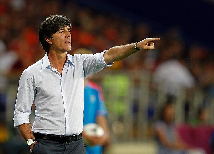 Bundestrainer Jogi Löw dirigiert seine Elf am Spielfeldrand.