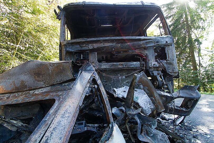 Aus bislang unbekannten Gründen kommt ein Auto auf die Gegenfahrbahn, prallt gegen einen Laster und wird unter ihn geschoben. Beide Fahrzeuge brennen komplett aus; der Autofahrer verbrennt bis zur Unkenntlichkeit.