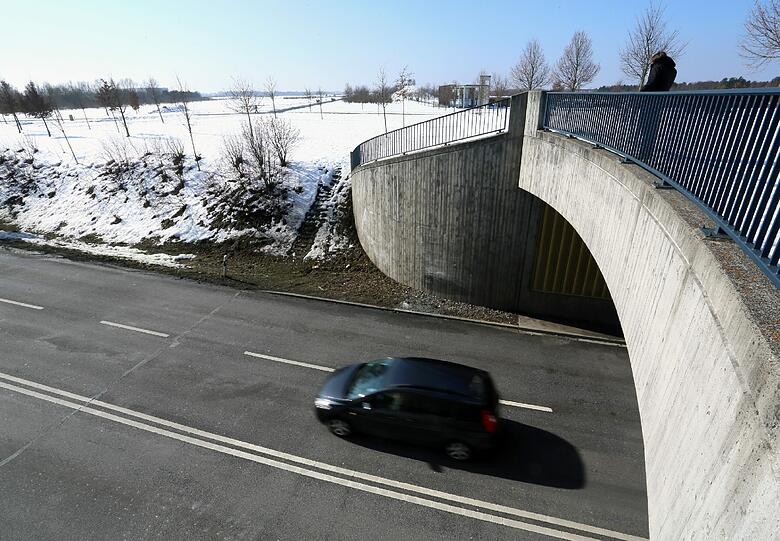 Ein Auto fährt am Sonntagmittag an der Unfallstelle vorbei.