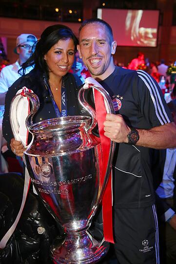 Den Pokal schnappt sich Ribery kurzerhand und platziert ihn Nachts zwischen sich und Ehefrau Wahiba Belhami.