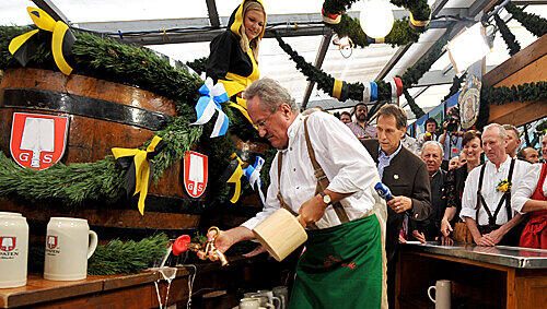 O-Zapft is! Ude zapft das Wiesn-Fass an.