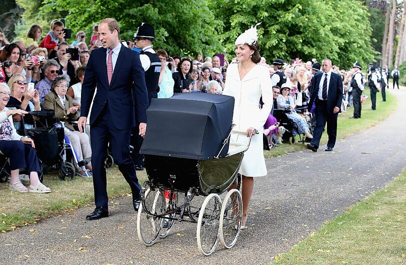 Kate und William haben am Sonntag ihre Tochter Charlotte in Norfolk taufen lassen. Auch der kleine Prinz George war mit dabei. Die Bilder.