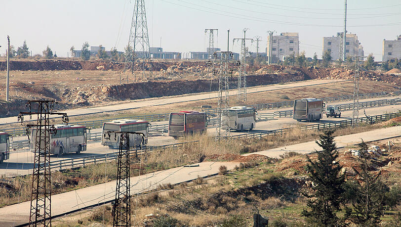 Busse verlassen Ost-Aleppo - an Bord sind Kämpfer der besiegten Rebellen und ihre Familien. Busse verlassen Ost-Aleppo - an Bord sind Kämpfer der besiegten Rebellen und ihre Familien.