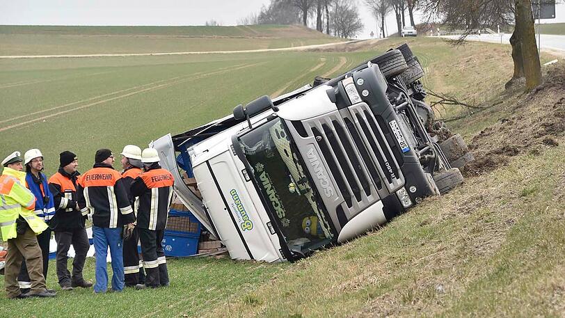 Bei Gammelsdorf ist am Dienstag ein 40-Tonner umgekippt.