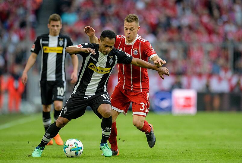 Joshua Kimmich: Note 3-Einer von nur drei Feldspielern, die aus der Sevilla-Startelf vom Mittwoch gegen Gladbach begannen. Zuverlässig und abgezockt wie gewohnt hatte er seine rechte Seite im Griff &ndash; ob der Vordermann Müller oder wie nach der Pause James hieß. Prima Flanke zu Lewandowski vor dem 5:1.
