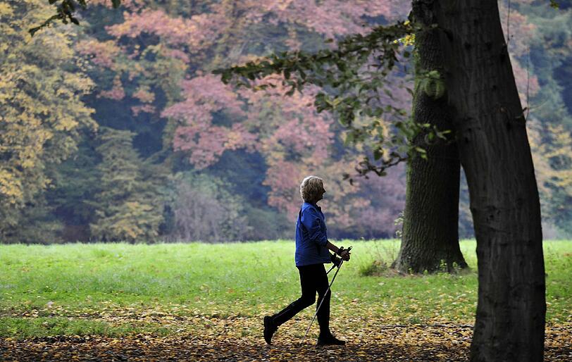 Beim Nordic Walking  kommt der Stoffwechsel in Gang, Herz und Kreislauf werden angeregt.