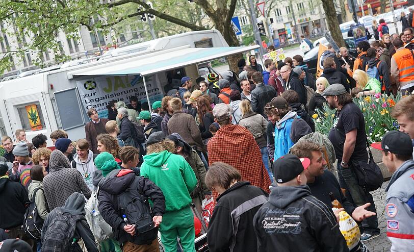 Etwa 200 Menschen demonstrieren am Sendlinger-Tor-Platz für die Legalisierung von Marihuana.
