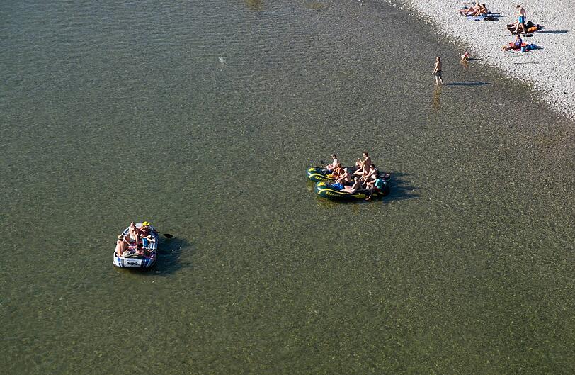 Schlauchboot-Fahrer auf der Isar in München.