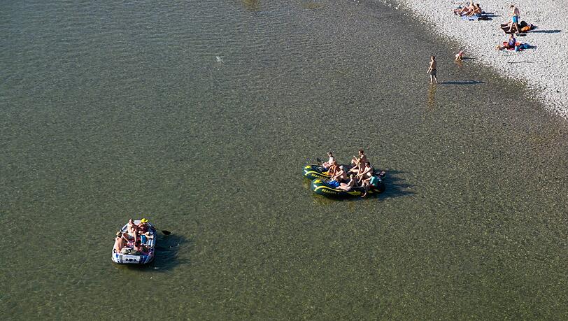 Mittlerweile ist das Baden und Bootfahren auf der Isar sowohl in der Stadt als auch dem Landkreis München wieder erlaubt. (Archivbild)