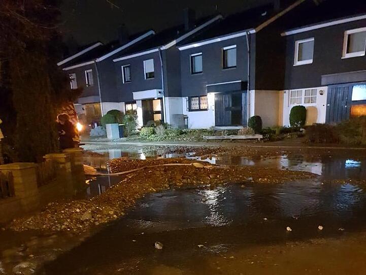 Ein Wasserrohrbruch im Ruhrgebiet hat mehr als 200.000 Menschen kurzzeitig von der Wasserversorgung abgeschnitten.
