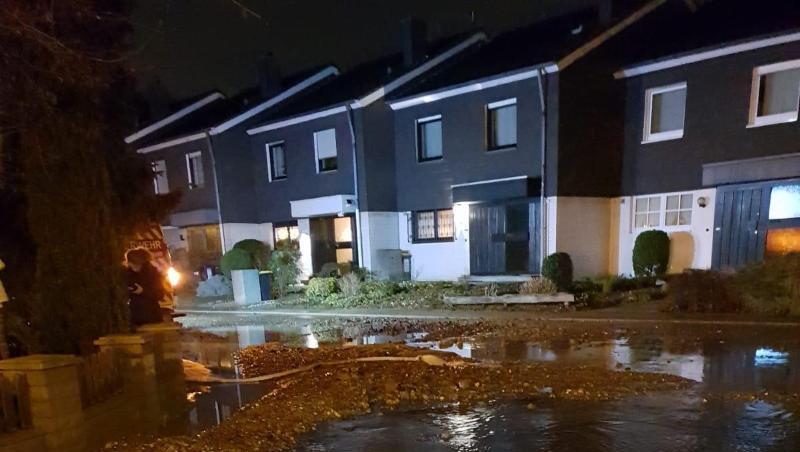 Ein Wasserrohrbruch im Ruhrgebiet hat mehr als 200.000 Menschen kurzzeitig von der Wasserversorgung abgeschnitten. Ein Wasserrohrbruch im Ruhrgebiet hat mehr als 200.000 Menschen kurzzeitig von der Wasserversorgung abgeschnitten.