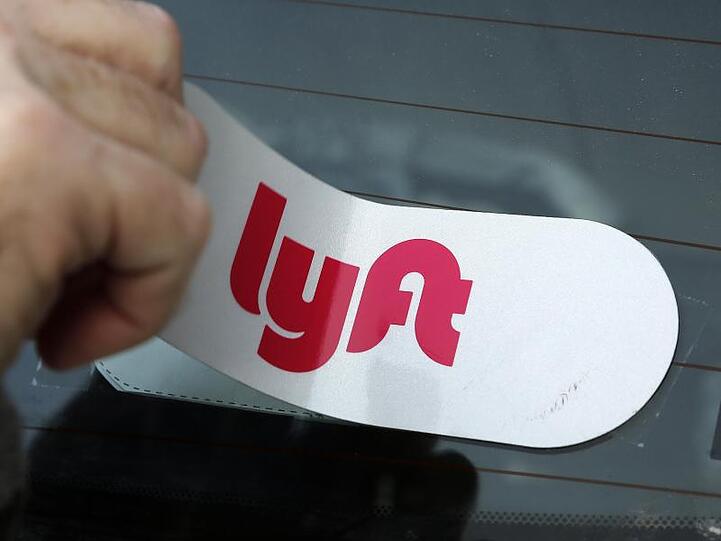 Lyft ist deutlich kleiner als Uber und bisher nur in Nordamerika aktiv. Zugleich zeigt das Unternehmen schnelleres Wachstum als der Marktführer.