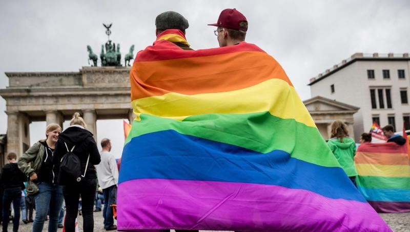 Eingehüllt in eine Regenbogenflagge, steht ein homosexuelles Paar vor dem Brandenburger Tor in Berlin. Experten gehen von Tausenden Fällen pro Jahr in Deutschland aus, in denen versucht wird, Homosexuelle mit fragwürdigen Therapien zu "heilen". Eingehüllt in eine Regenbogenflagge, steht ein homosexuelles Paar vor dem Brandenburger Tor in Berlin. Experten gehen von Tausenden Fällen pro Jahr in Deutschland aus, in denen versucht wird, Homosexuelle mit fragwürdigen Therapien zu "heilen".