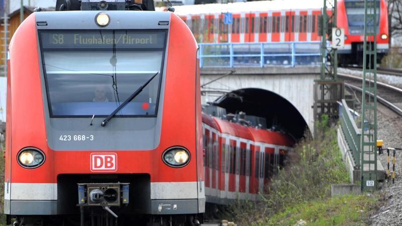 Eine S-Bahn fährt in München aus einem Tunnel. Foto: Frank Leonhardt/dpa/Archivbild