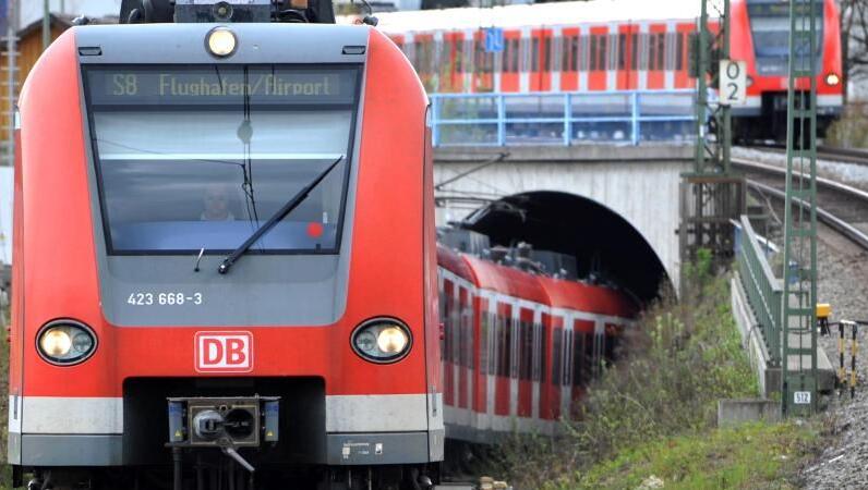 Eine S-Bahn fährt in München aus einem Tunnel. Foto: Frank Leonhardt/dpa/Archivbild Eine S-Bahn fährt in München aus einem Tunnel. Foto: Frank Leonhardt/dpa/Archivbild