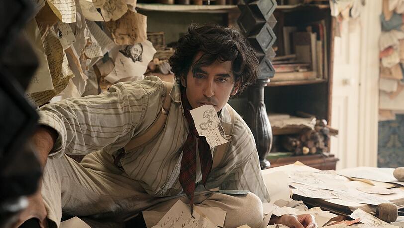 David Copperfield (Dev Patel) gibt sich alle Mühe, die Übersicht in seinem Schriftstellerleben zu behalten. David Copperfield (Dev Patel) gibt sich alle Mühe, die Übersicht in seinem Schriftstellerleben zu behalten.