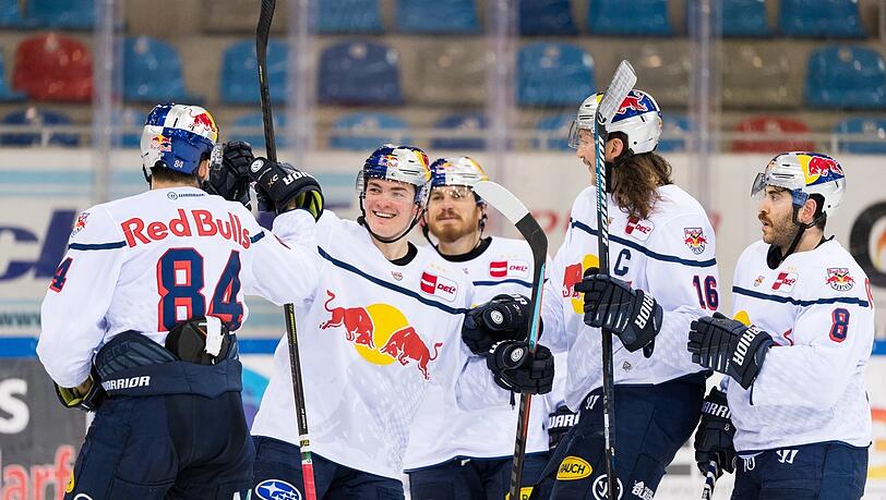Gut gemacht: Torschütze Trevor Parkes (l.) gratuliert Doppelpacker Justin Schütz beim 6:1-Erfolg des EHC in Bremerhaven.