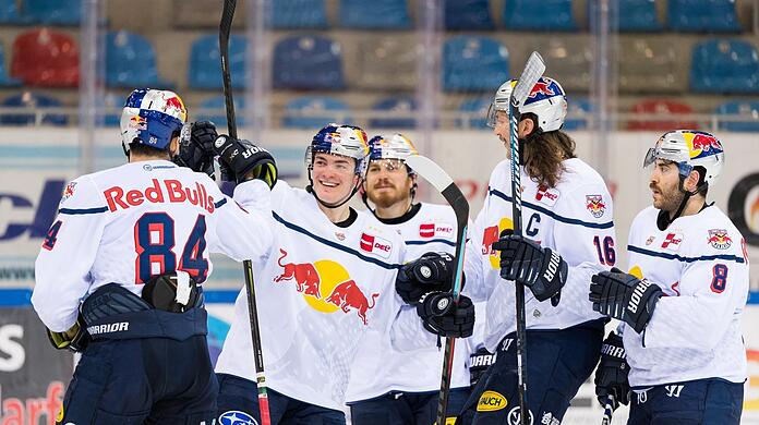 Gut gemacht: Torschütze Trevor Parkes (l.) gratuliert Doppelpacker Justin Schütz beim 6:1-Erfolg des EHC in Bremerhaven.