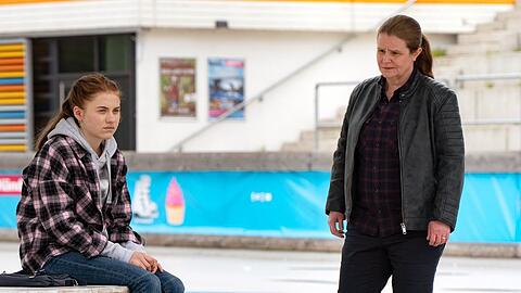 "Die Kanzlei: Bittere Pillen": Gudrun Wohlers (Katrin Pollitt, r.) sucht die Aussprache mit ihrer Pflegetochter Tina (Cya Emma Blaack).