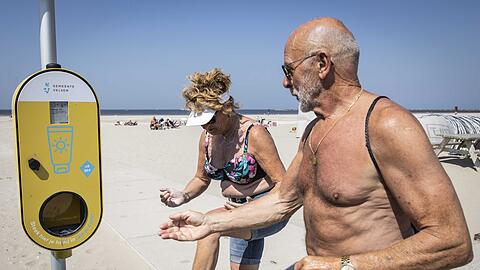 Ein Spender mit kostenlosem Sonnenschutzcreme an einem Strand in den Niederlanden. Das fordert die ÖDP auch in Münchner Freibädern.