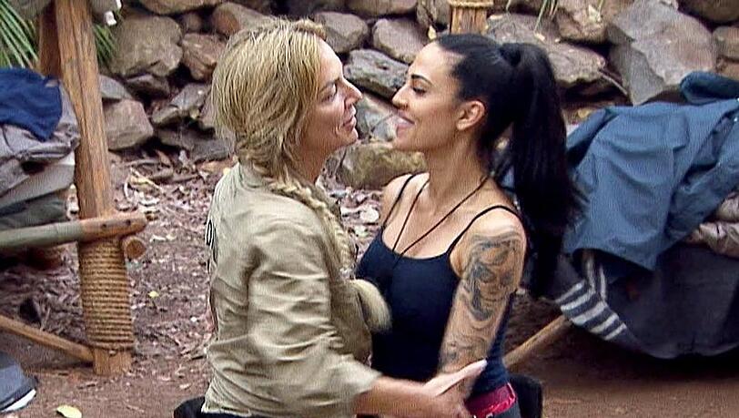 Überraschend herzlich: Elena Miras (r.) und Danni Büchner begrüßen sich bei "Ich bin ein Star - Showdown der Dschungel-Legenden". Überraschend herzlich: Elena Miras (r.) und Danni Büchner begrüßen sich bei "Ich bin ein Star - Showdown der Dschungel-Legenden".
