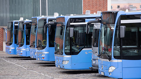 Busse der Münchner Verkehrsgesellschaft (MVG) stehen auf dem Gelände des MVG Busbetriebshof West. Die Verkehrsunternehmen in Deutschland haben große Probleme, genügend Bus- und Bahnfahrer zu finden. (Symbolbild)