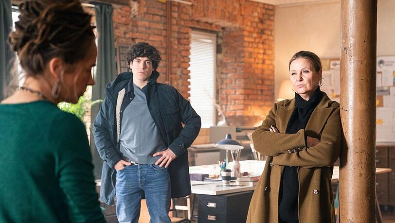 "Die Chefin: Mittel zum Zweck": Vera Lanz (Katharina B&ouml;hm, r.) und Korbinian Kirchner (Jonathan Hutter) befragen Sophie Albrecht (Annina Hellenthal).