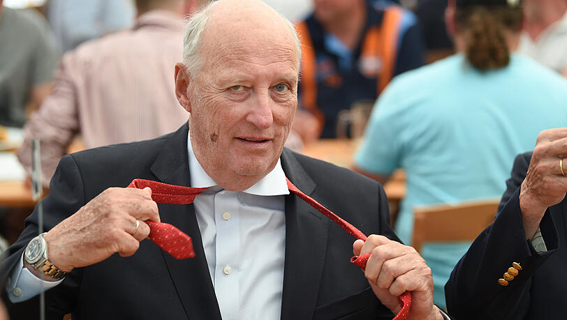 Auch später noch kam er zum Segeln nach Deutschland: König Harald V. von Norwegen 2018 nach der offiziellen Eröffnung der Segel-Weltmeisterschaft in der Acht-Meter-Klasse in Langenargen am Bodensee. Auch später noch kam er zum Segeln nach Deutschland: König Harald V. von Norwegen 2018 nach der offiziellen Eröffnung der Segel-Weltmeisterschaft in der Acht-Meter-Klasse in Langenargen am Bodensee.